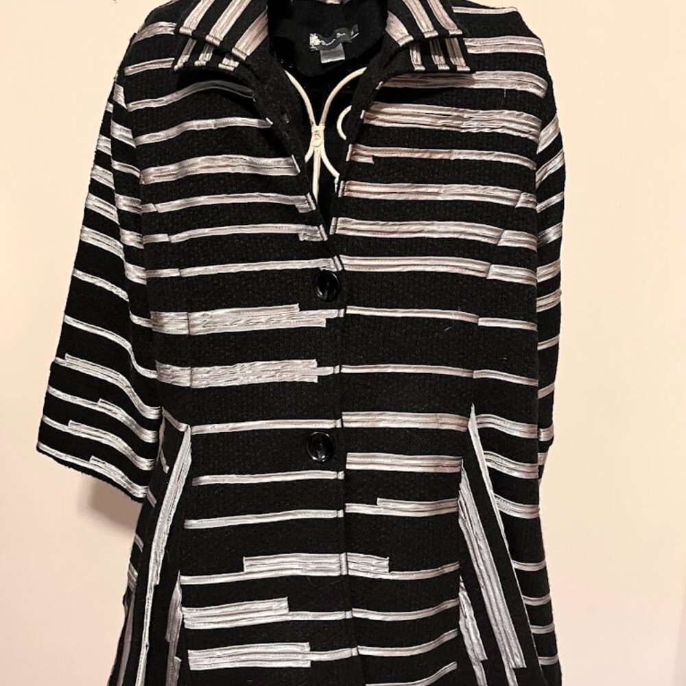 Double-Collar, Swing Jacket in Striking Black & White